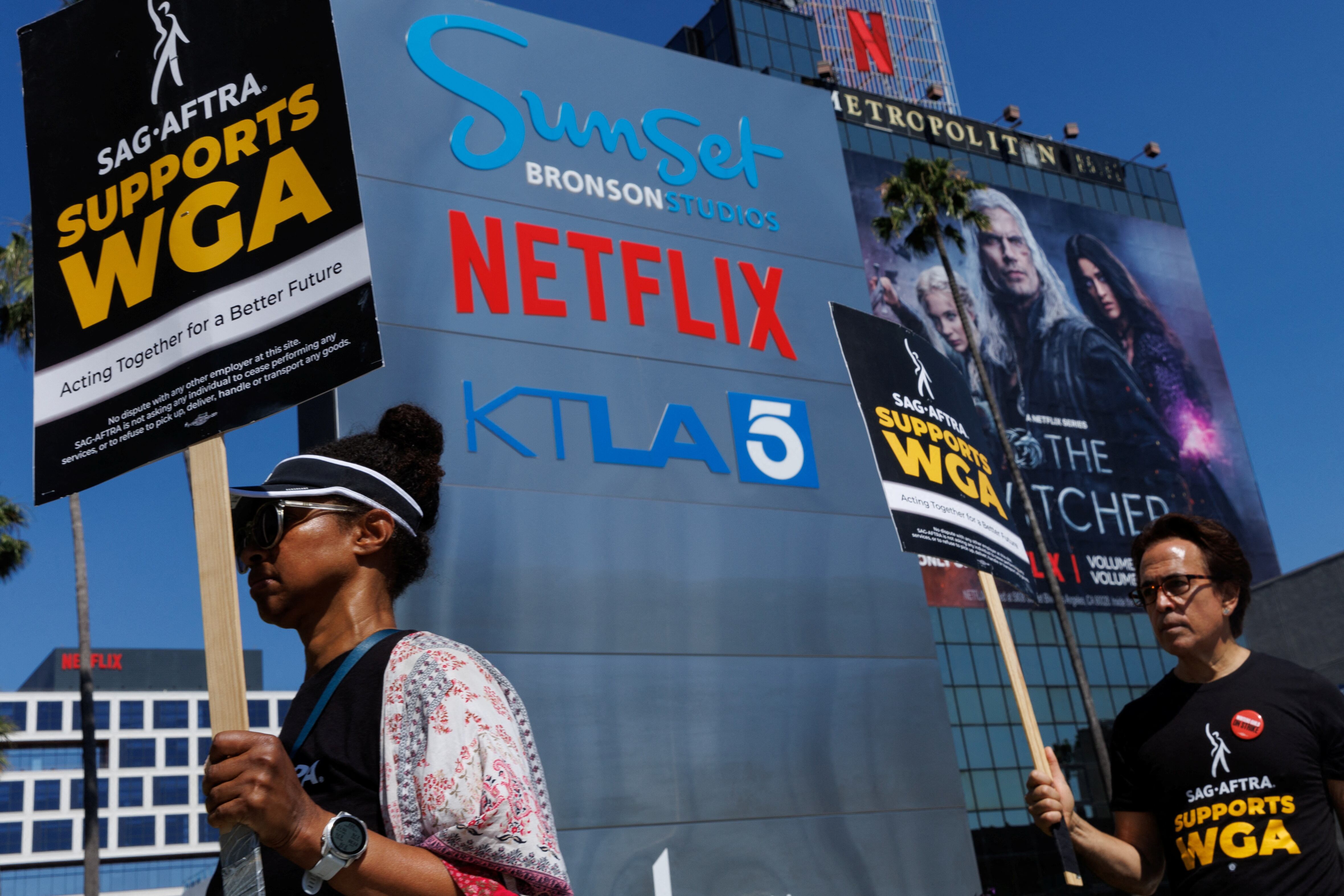 Los miembros del Striking Writers Guild of America (WGA) hacen piquetes frente a las oficinas de Netflix cuando el sindicato SAG-AFTRA anunció que había aceptado una "solicitud de última hora" de la Alianza de Productores de Cine y Televisión para la mediación federal, pero se negó a extender nuevamente su contrato laboral