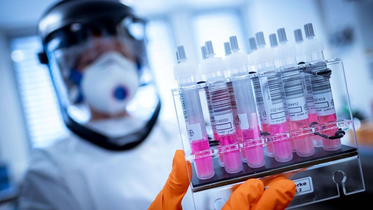 Roche y Regeneron se unen para tratamiento contra el coronavirus | Mundo hoy