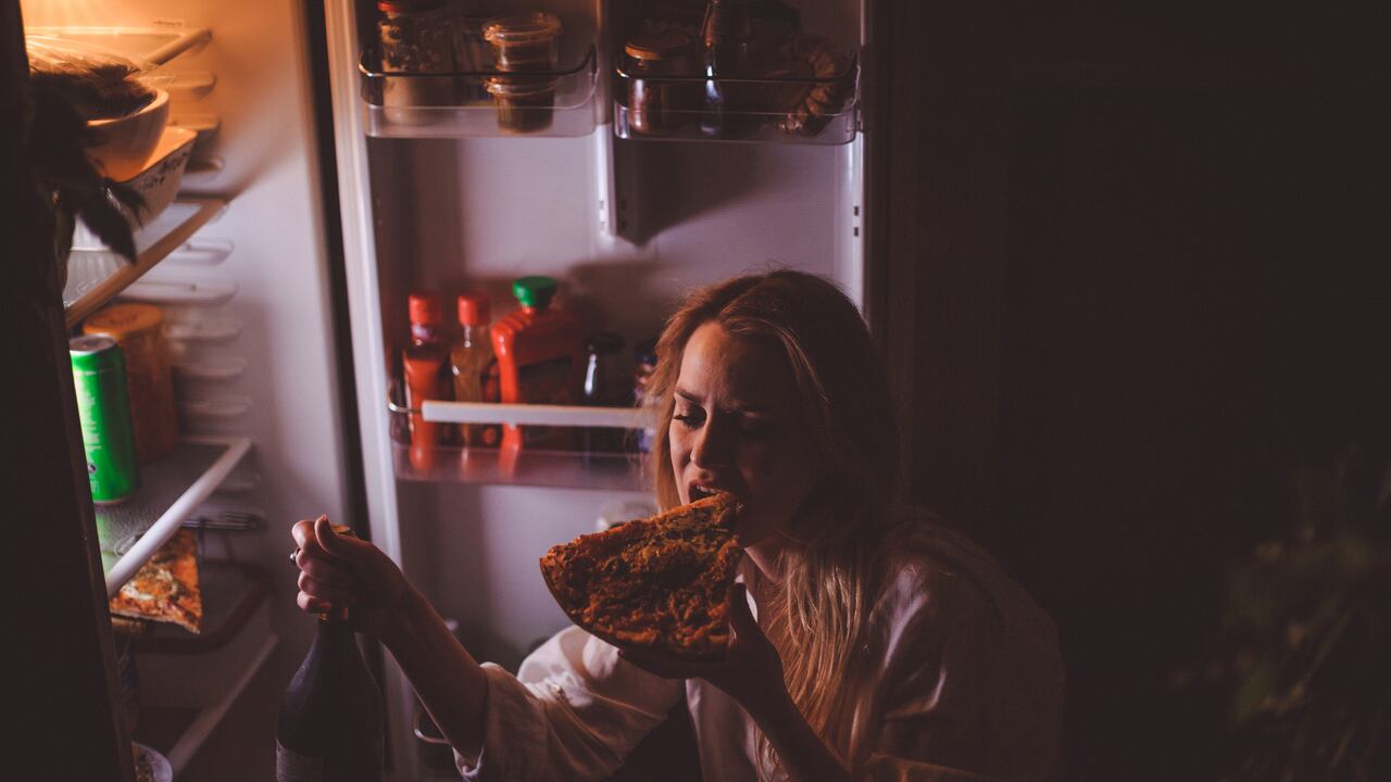 Foto de referencia de una mujer comiendo