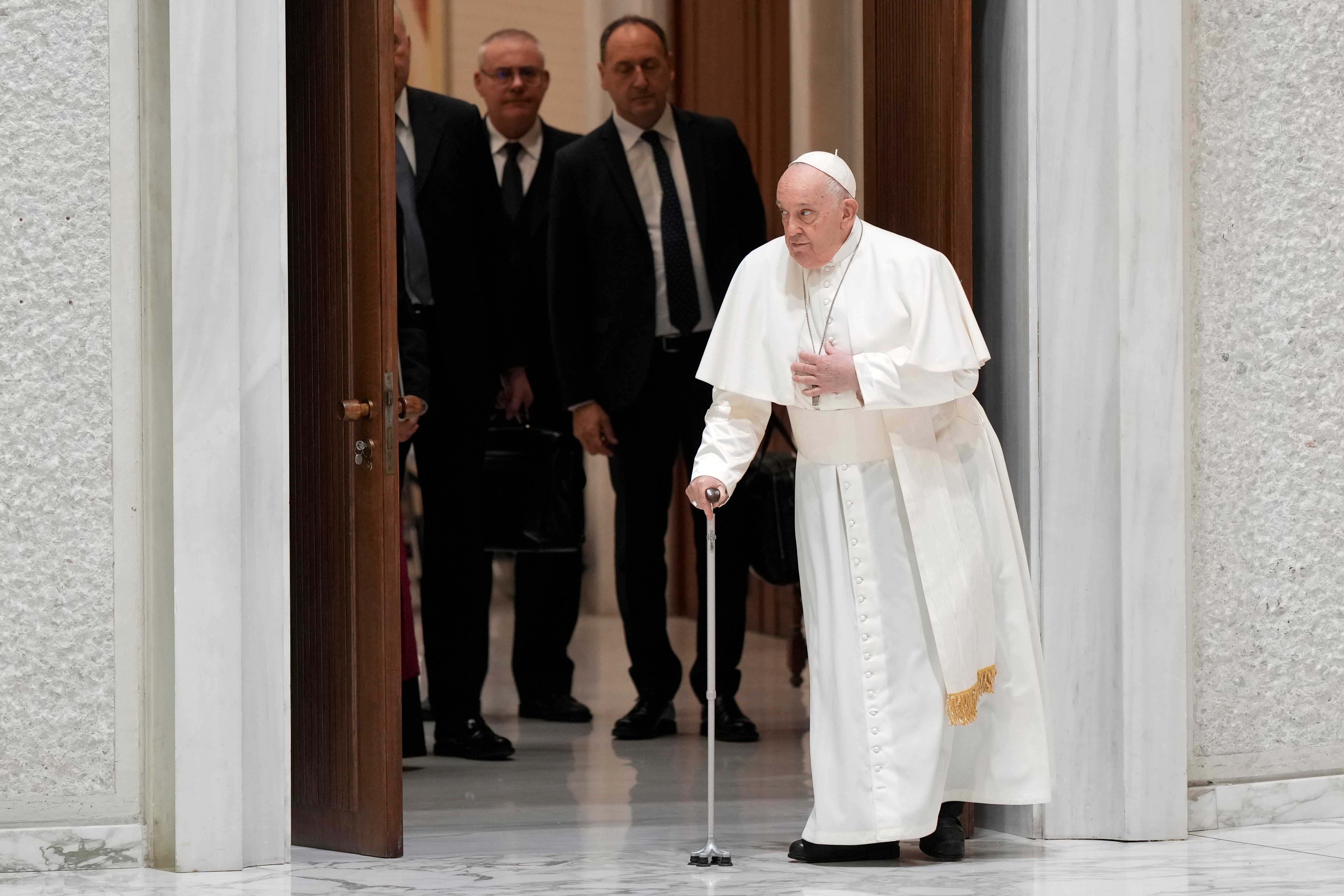 Para evitar cambios de temperatura que pudieran empeorar su estado, las dos últimas semanas Francisco ha ofrecido su bendición semanal del domingo desde una capilla del Vaticano en lugar de desde la ventana abierta de su estudio con vistas a la Plaza de San Pedro.