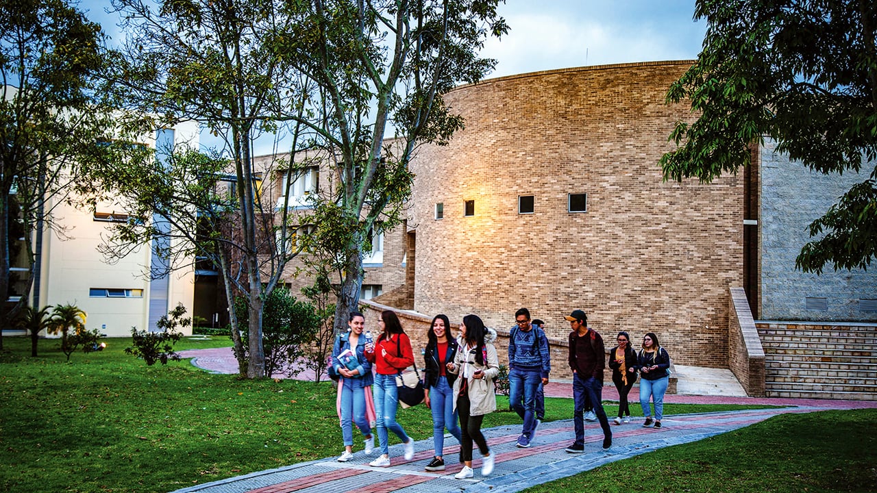 Jóvenes en campus universitario de la UMNG, actores clave en la participación ciudadana.
