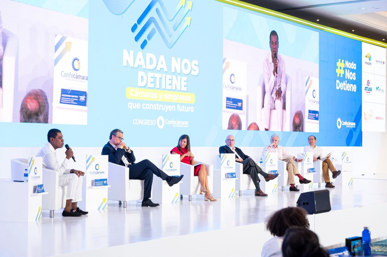 El panel “Colombia en una coyuntura estratégica: crecimiento, confianza y rumbo económico” del Congreso Nacional de Confecámaras 2025 “Nada nos Detiene. Cámaras y Empresas que Construyen Futuro”, moderado por el director del diario El Tiempo, Andrés Mompotes. Foto: Confecámaras / El País.