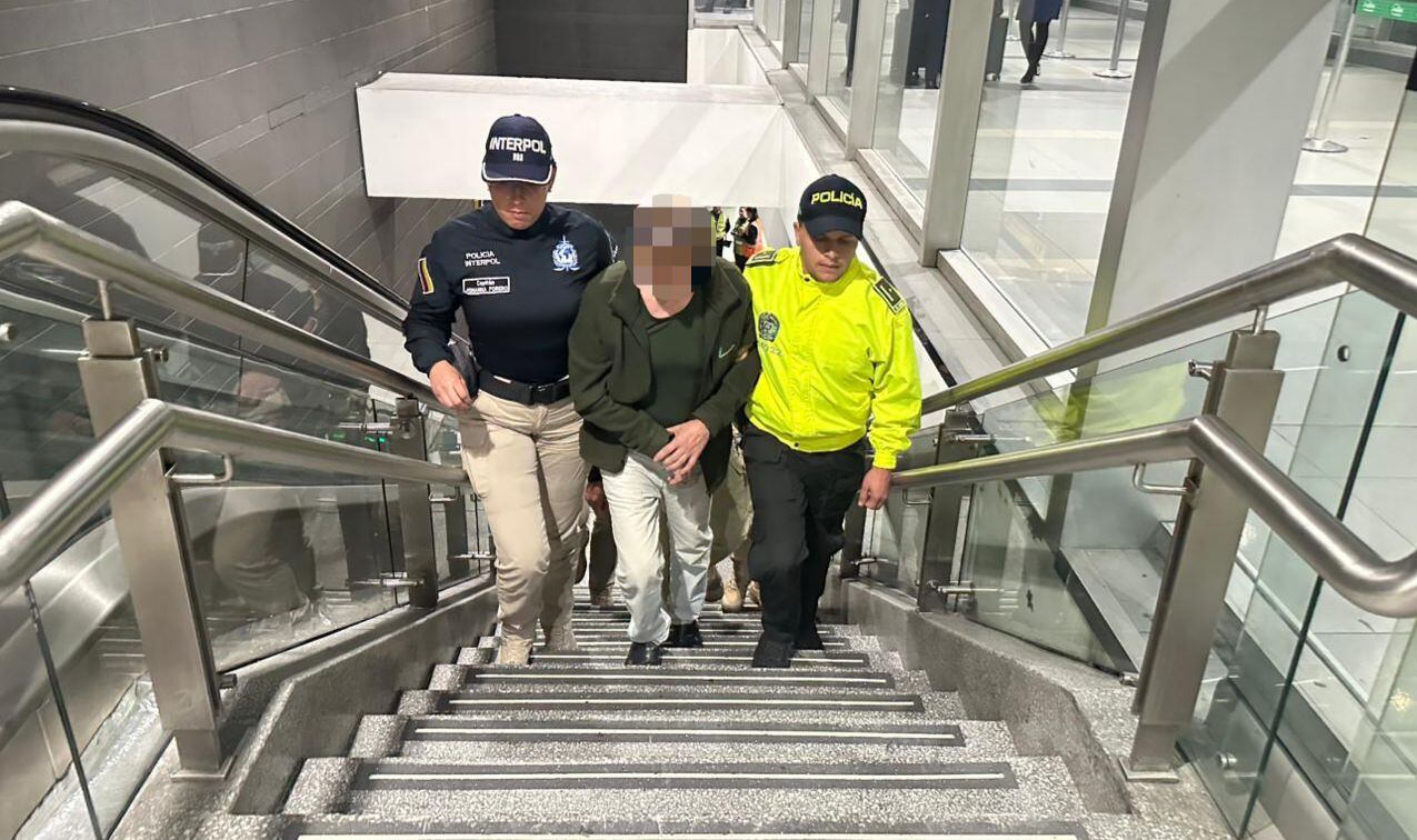 Agentes de Interpol y la Policía con el Monstruo de Latinoamérica.