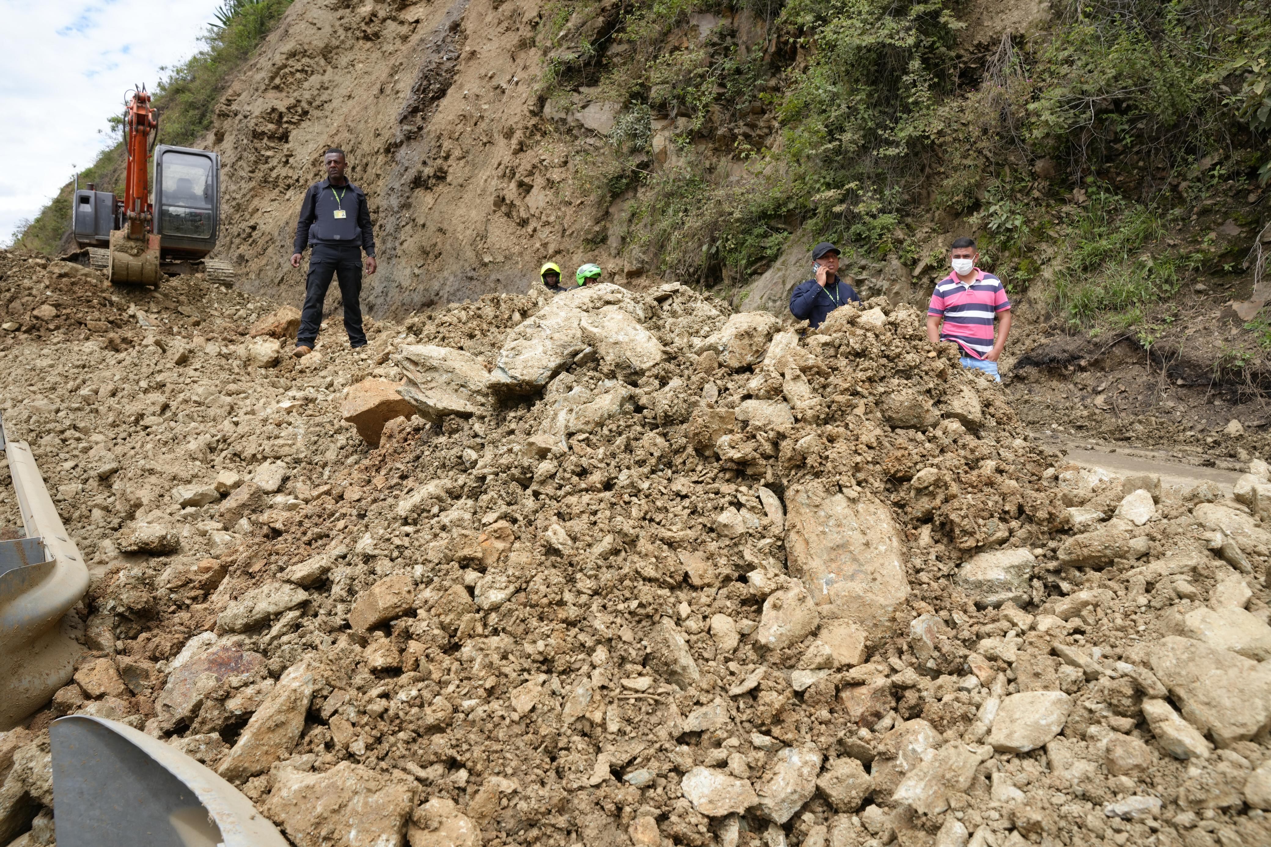 El Invías ordenó el cierre
total de la vía Troncal de Occidente sector Cano – Mojarras, por los riesgos de deslizamientos. Foto: Prensa Gobernación de Nariño.