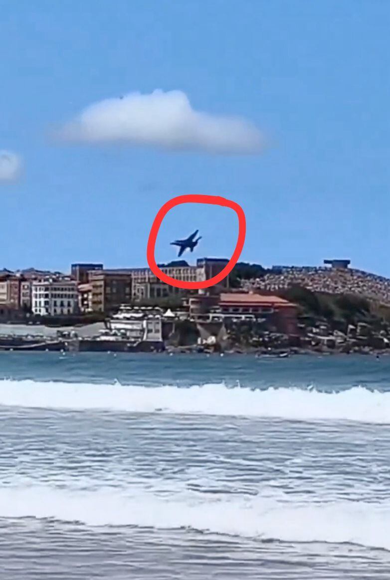 El avión voló peligrosamente bajo sobre una playa