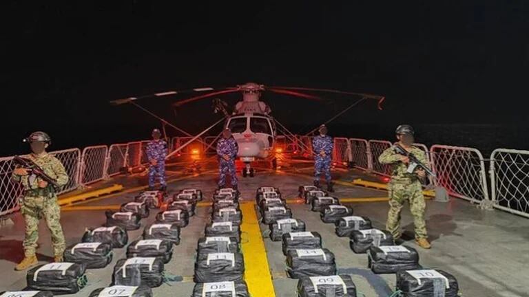 La Secretaría de Marina (Semar) informó que en los primeros días de este año se logró el decomiso de 895 kilogramos de clorhidrato de cocaína que estaba siendo transportada en una embarcación menor a través de las aguas del Pacífico mexicano, frente a la costa de Chiapas.