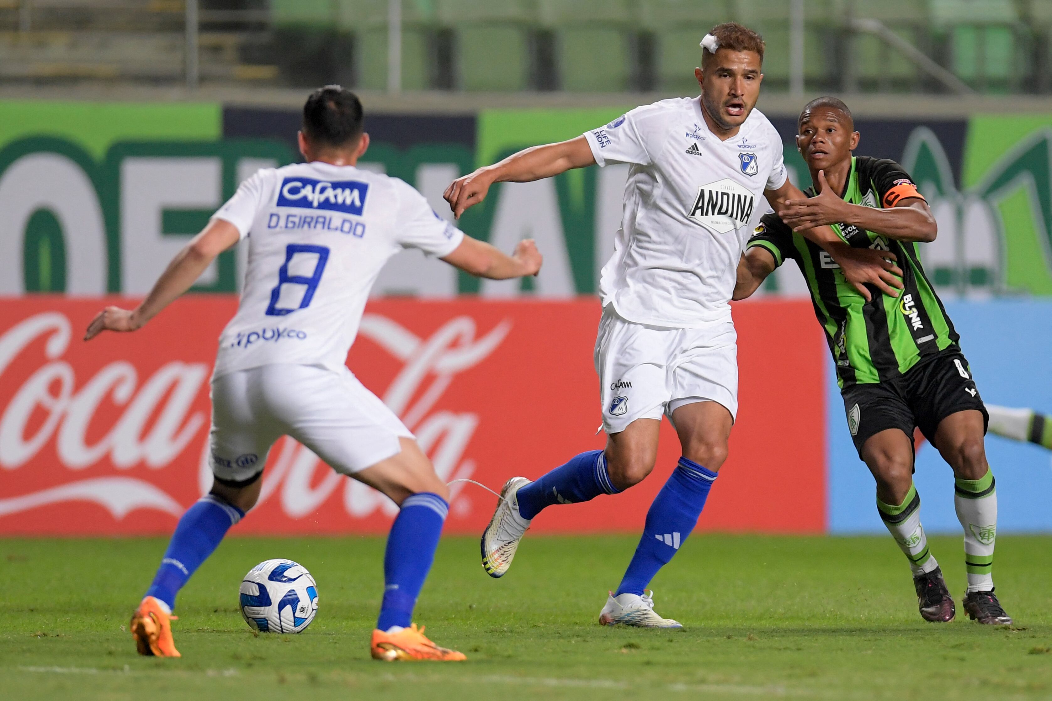 Millonarios en la disputa de su juego ante América MG por Copa Sudamericana.