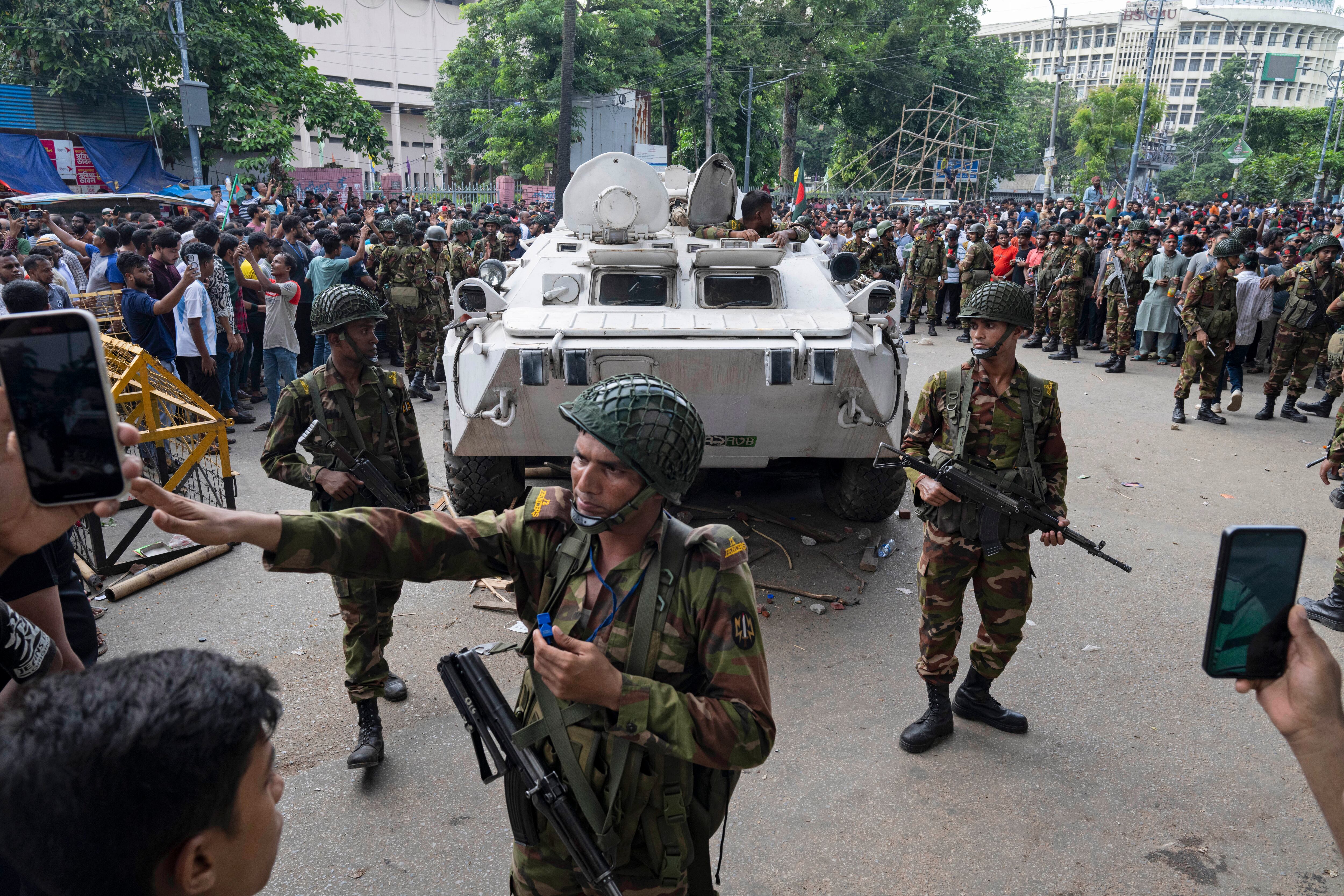 Agentes de seguridad de Bangladesh mantienen vigilia en una calle de Dhaka, Bangladesh, el lunes 5 de agosto de 2024. (Foto AP/Fatima Tuj Johora)