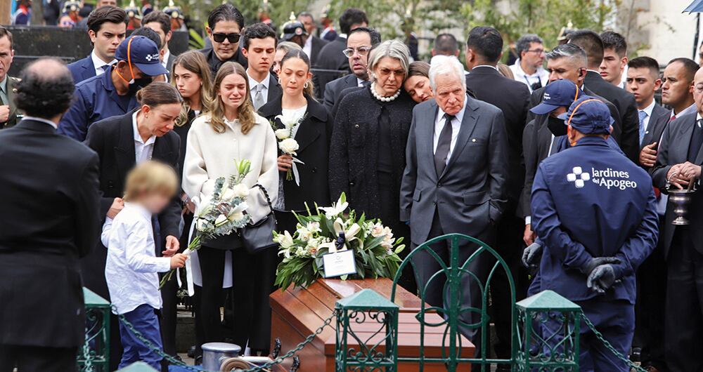 Los familiares de Miguel Uribe Turbay en su sepelio. 
