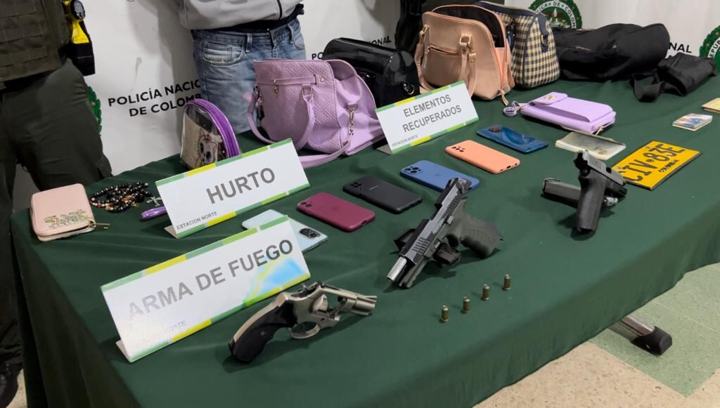 Celulares, bolsos, armas y hasta la placa de una motocicleta le hallaron al capturado.