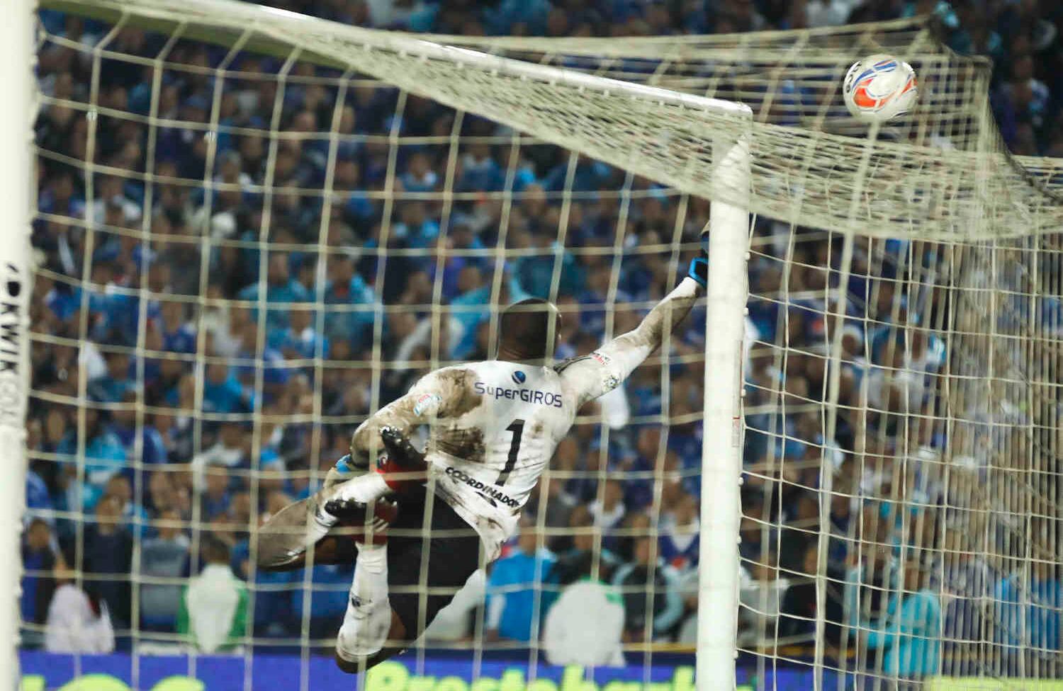 Carlos Bejarano saca del ángulo una pelota cabeceada por el defensor de Millonarios Andrés Felipe Cadavid. Foto: Esteban Vega / SEMANA