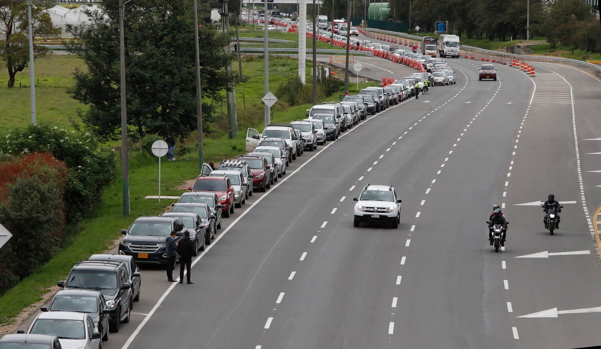 larga fila de vehículos  en la Autopista Norte de Bogotá, a la altura de la calle 225 por medio de la cual se ingresa al centro comercial Bima, donde hay un puesto de vacunación vehicular para personal de la salud de segunda línea registrado en Mi Vacuna
Bogota abril 12 del 2021
Foto Guillermo Torres Reina / Semana