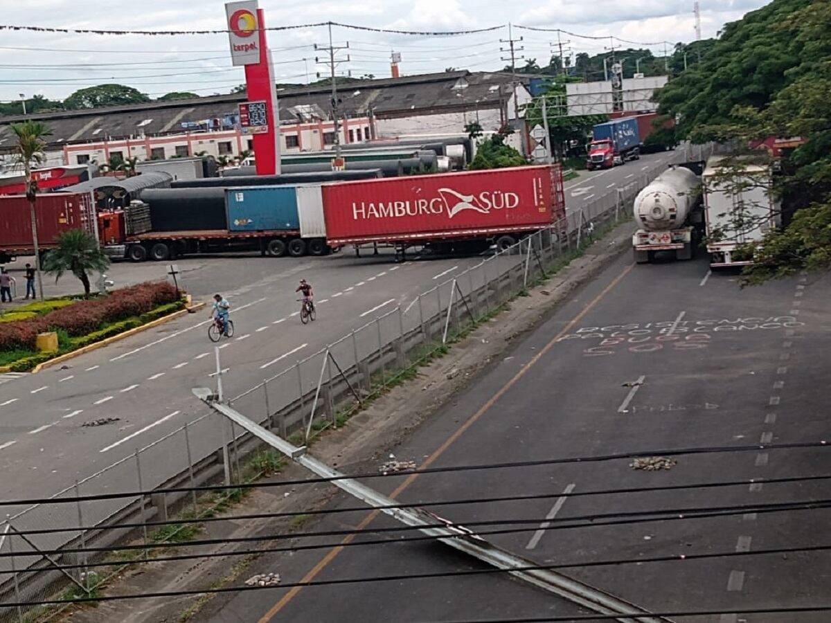 Bloqueos en Buga, Valle del Cauca, foto suministrada a SEMANA