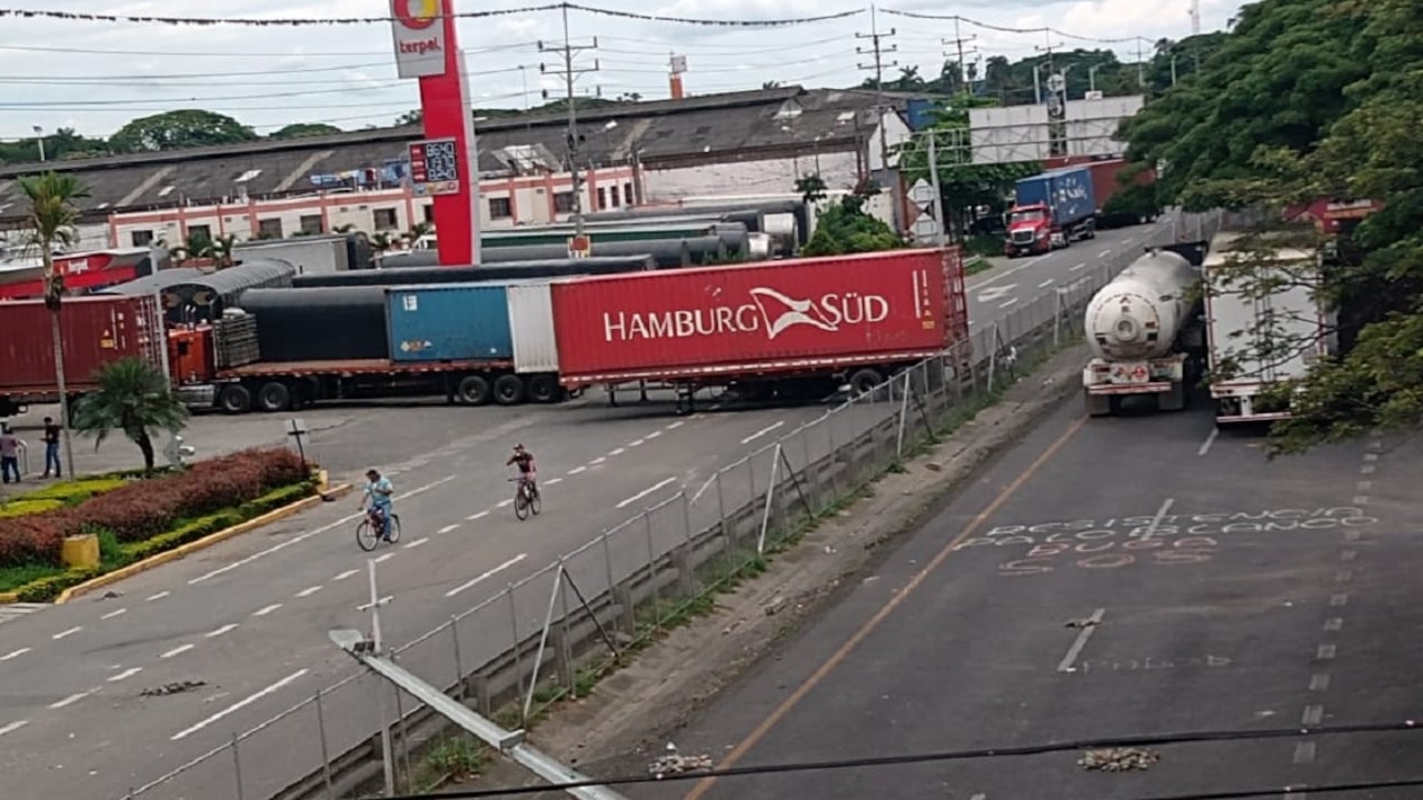 Bloqueos en Buga, Valle del Cauca, foto suministrada a SEMANA
