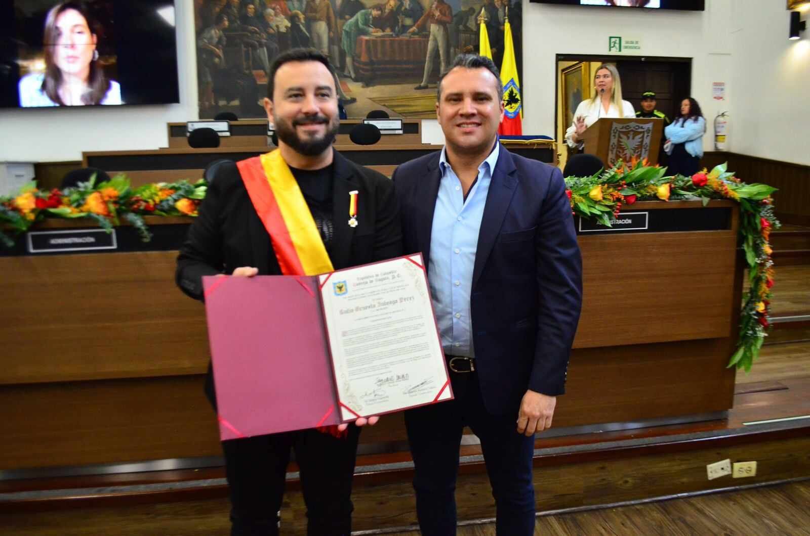 Tulio Zuluaga, conocido como 'Tulio Recomienda', recibió reconocimiento en el Concejo de Bogotá. El concejal Óscar Ramírez Vahos, lideró la iniciativa.