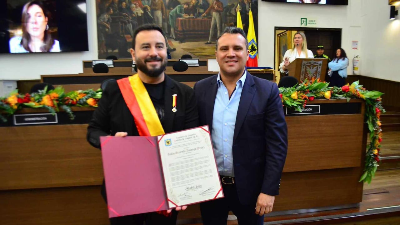 Tulio Zuluaga, conocido como 'Tulio Recomienda', recibió reconocimiento en el Concejo de Bogotá. El concejal Óscar Ramírez Vahos, lideró la iniciativa.