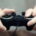 3. Vender su juego: Multitud de jugadores de videojuegos se pasan horas frente a la pantalla para avanzar con personajes ficticios en mundos imaginarios. Pues bien, existen personas dispuestas a pagar por personajes con grandes capacidades que hayan sido desarrollados previamente por su dueño. Compran la cuenta con el personaje ya formado, y se ahorran el trabajo de progresar con él para hacerlo más fuerte.