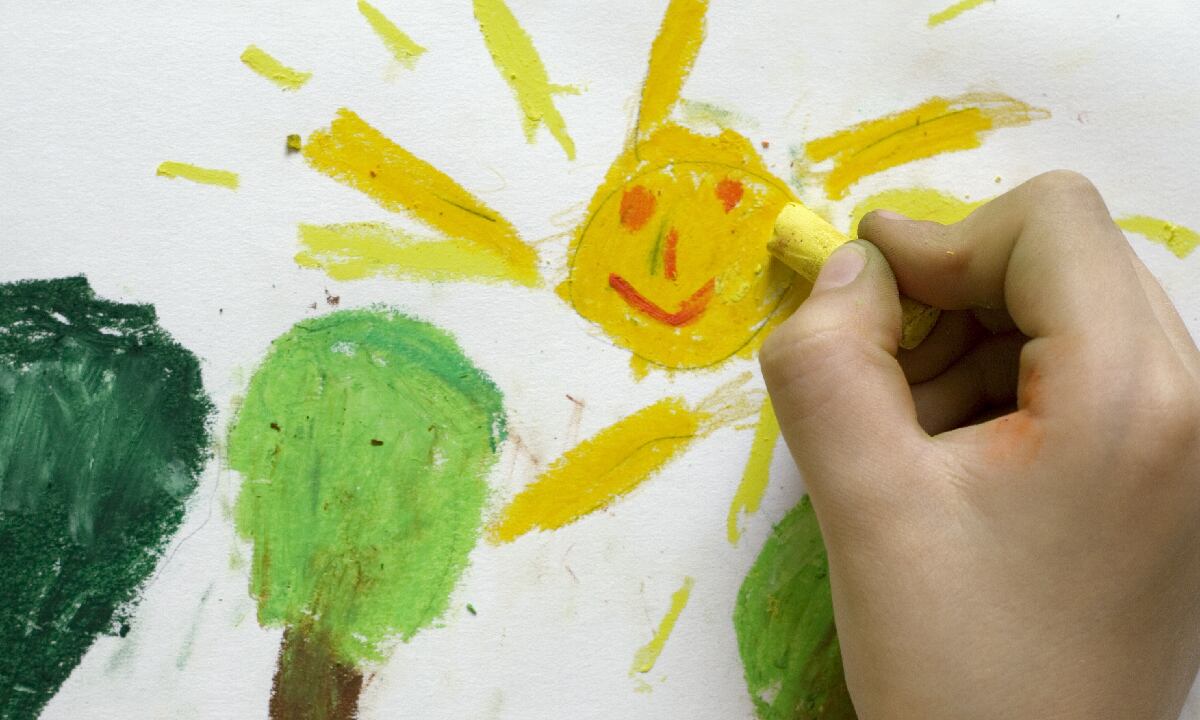 Tarea de niña de kínder dejó al descubierto grave caso de violencia en su casa.