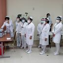 Enfermeros reciben las primeras vacunas de la vacuna Pfizer-BioNTech para el COVID-19 en el hospital Santo Tomas de la Ciudad de Panamá. (AP Foto/Arnulfo Franco)