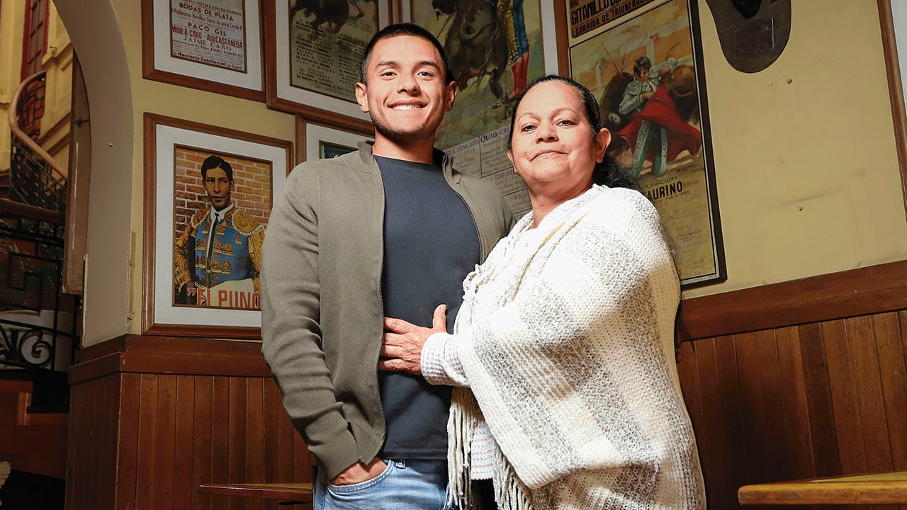 De izquierda a derecha, Juan Duarte (Director de Planta y Desarrollo  Productivo de El Bohemio) , Nelcy Gutiérrez(Gerente general de El Bohemio). La dupla de salchicha más salsa atavaska, producida también por la empresa, vende más de 2,4 millones de unidades al año.