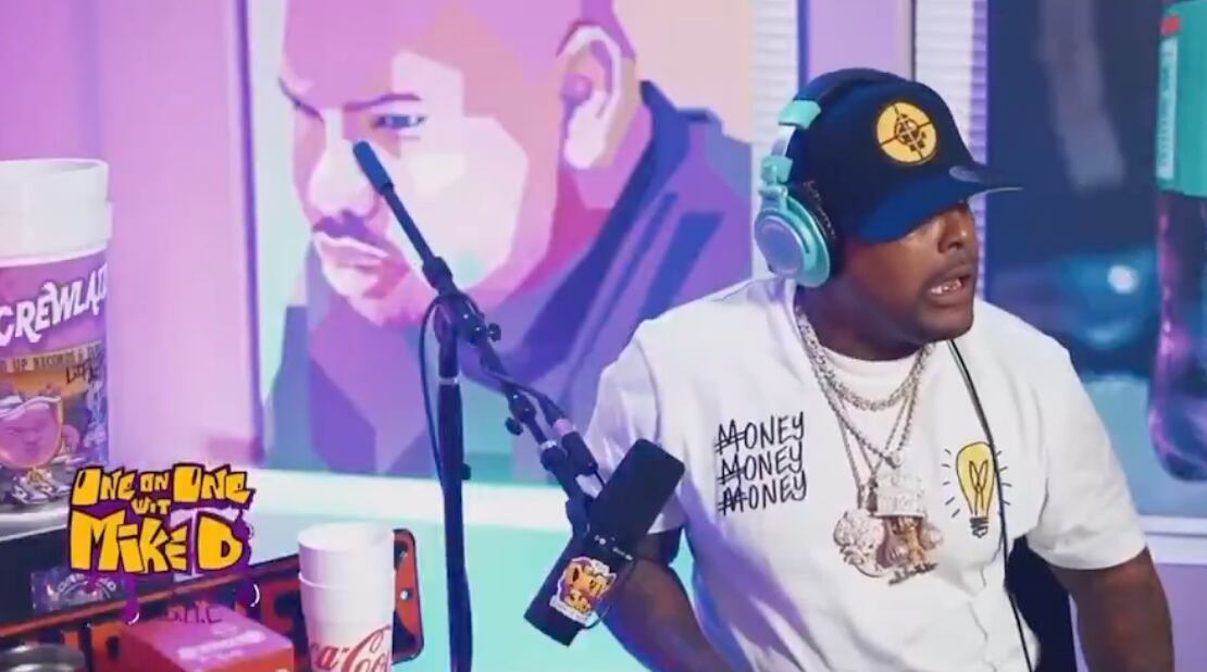 Rapero 2low accionó su arma de fuego accidentalmente durante una entrevista.