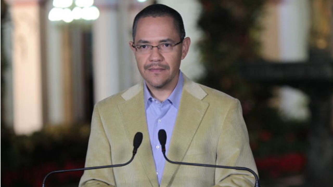 El ministro de Comunicación e Información de Venezuela, Ernesto Villegas, leyendo un comunicado oficial hoy, jueves 3 de enero de 2013, en Caracas, donde indicó que "tras la delicada cirugía del pasado 11 de diciembre, el comandante Chávez ha enfrentado complicaciones como consecuencia de una severa infección pulmonar", en referencia a la salud del presidente venezolano, Hugo Chávez. EFE/PRENSA MIRAFLORES/NO VENTAS/SOLO USO EDITORIAL