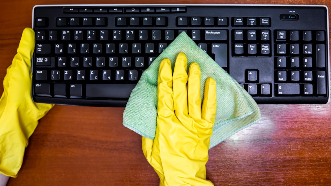 La forma correcta de limpiar el teclado.