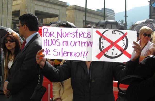 Los fucionarios que tengan hijos menores de 14 años o en condición de discapacidad tendrán un horario diferente. Entrarán a las 7:00 a.m. y saldrán a las 4:30 p.m. Sin embargo los manifestantes aseguran que la medida afecta las relaciones familiares y que los niños y jóvenes mayores de 14  años requieren tanta o más atención como los pequeños.