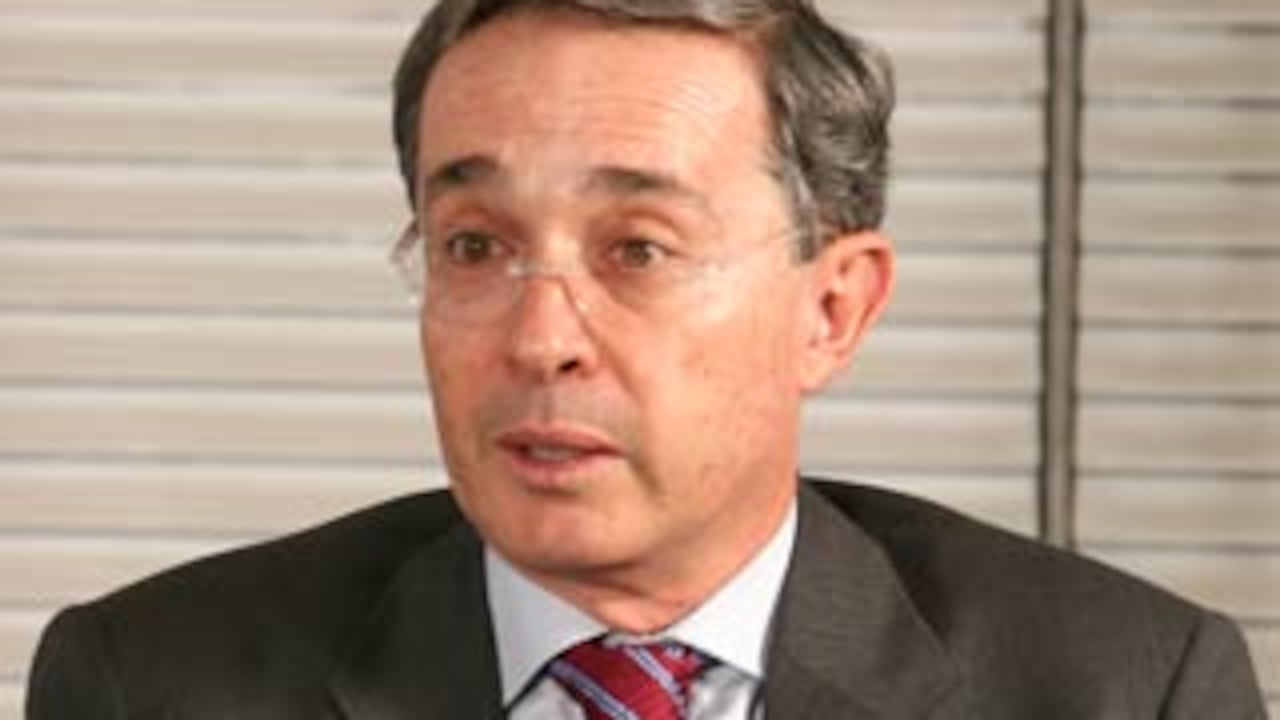 El nivel de aprobación del presidente Álvaro Uribe volvió a subir, según el Gallup Poll.