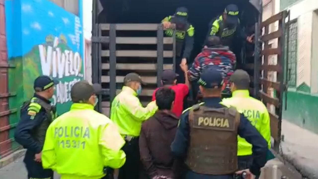 Desarticulan red dedicada al tráfico de droga en la localidad de Santa Fe; Policía les incautó todo un arsenal de armas