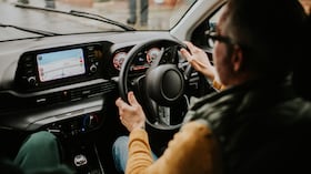 Estas son algunas de las razones por las que un volante puede presentar vibraciones mientras el vehículo está en movimiento.
