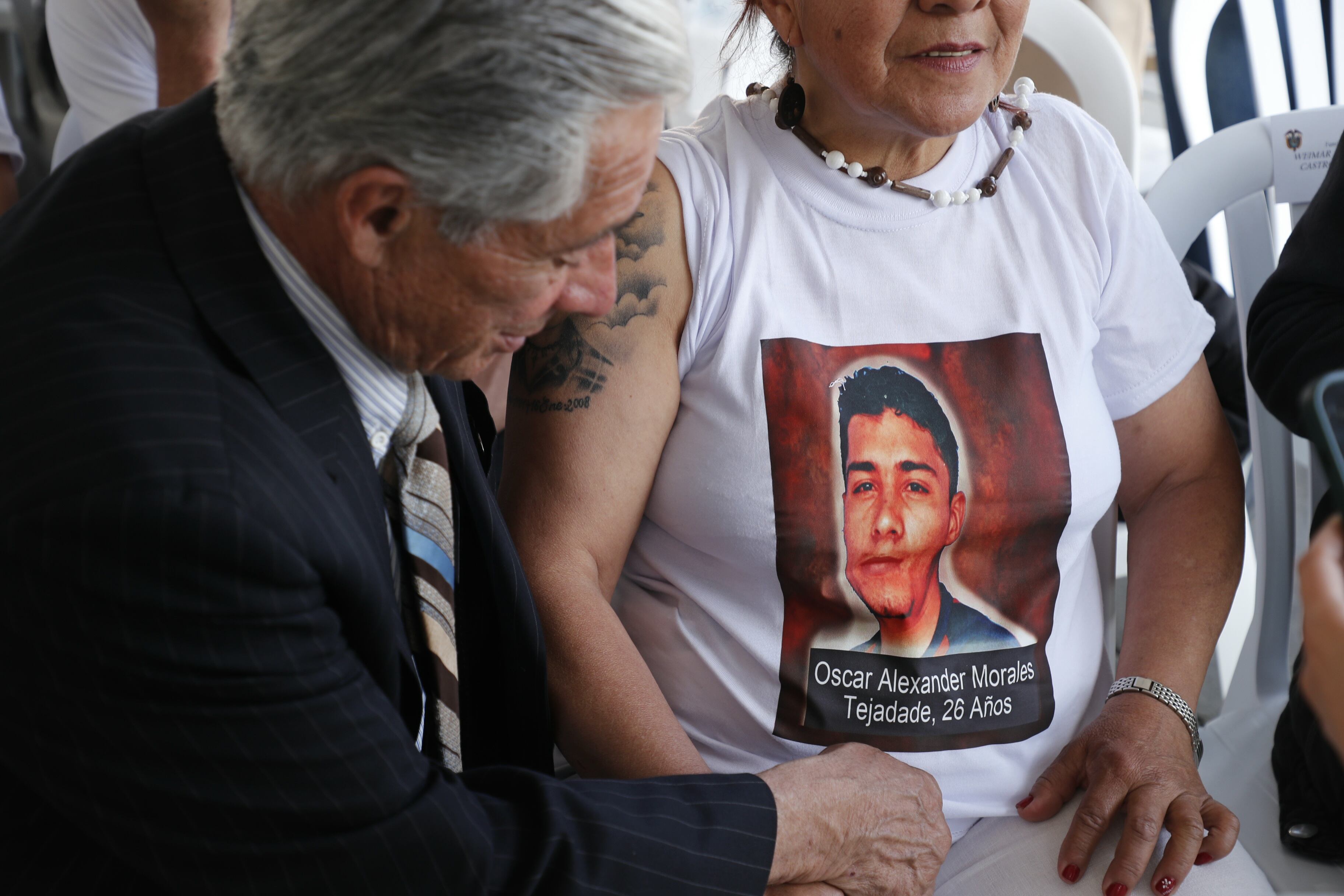Acto de Excusas Públicas por los casos de ejecuciones extrajudiciales de las que fueron víctimas jóvenes residentes en Bogotá y Soacha, en la Plaza de Bolívar