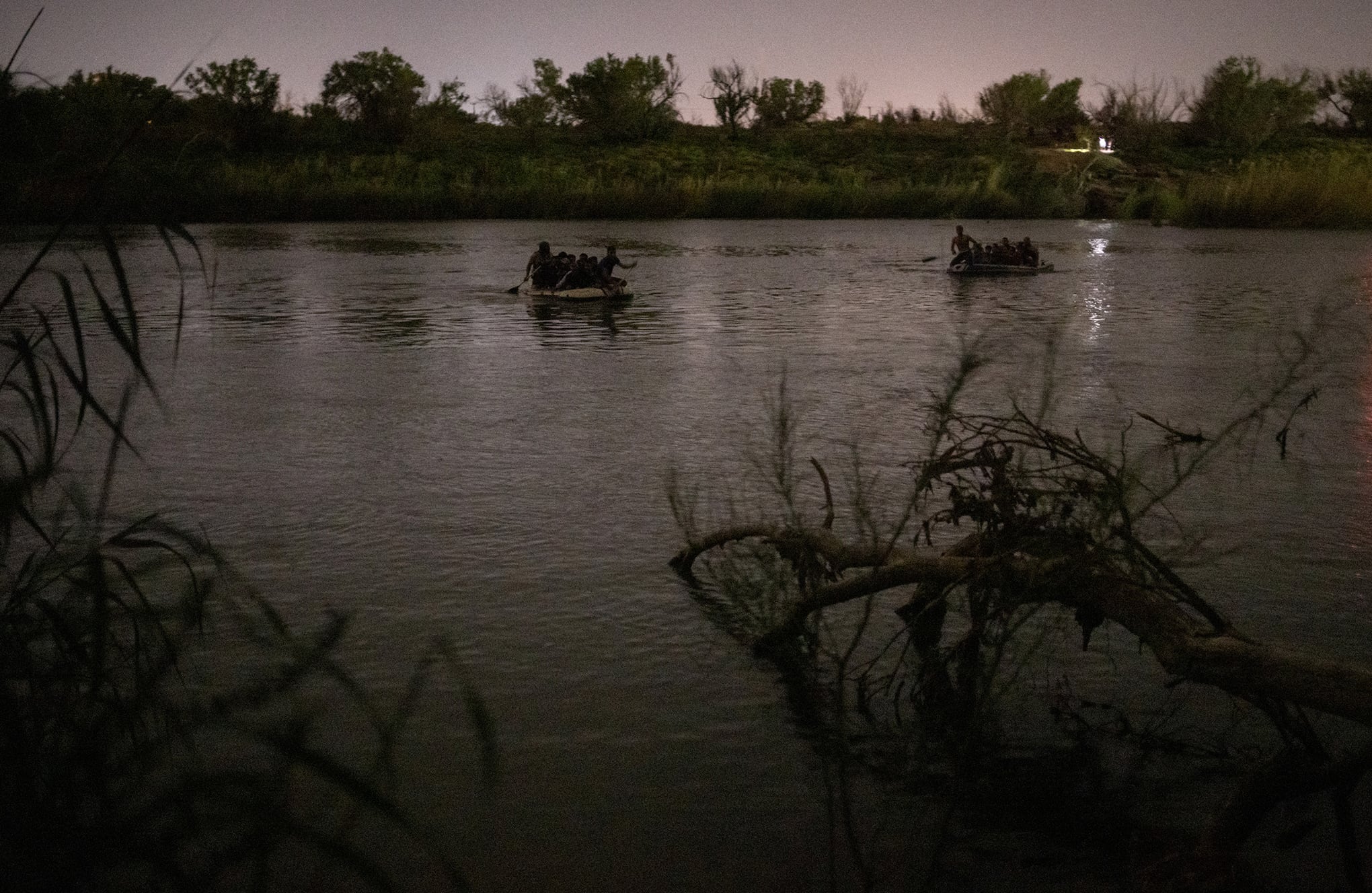 Migrantes cruzan Río Grande hacia EE.UU.