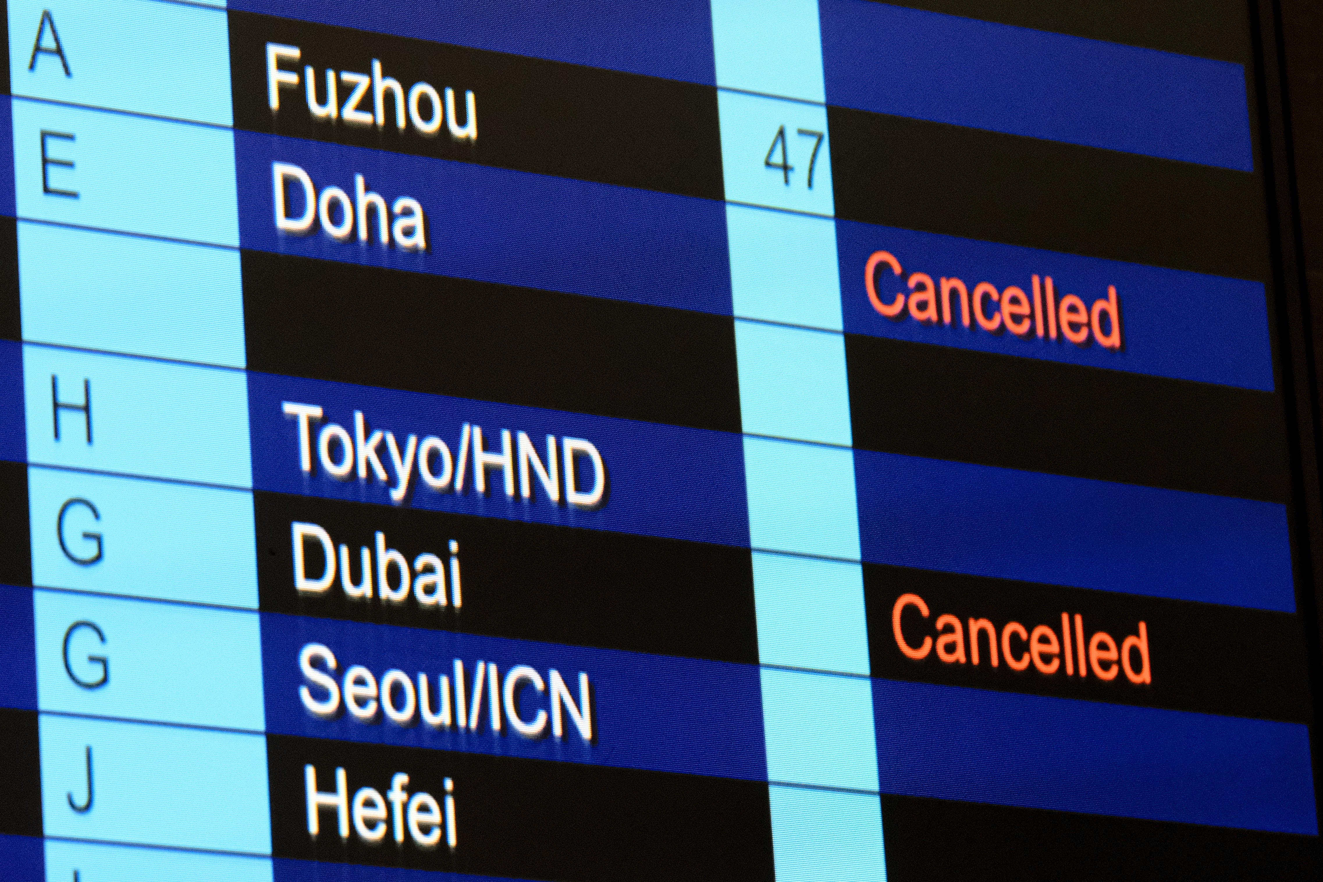 HONG KONG, CHINA - 2 DE MARZO: Vuelos cancelados a Dubái y Doha mostrados en la pantalla de información de vuelos del Aeropuerto Internacional de Hong Kong el 2 de marzo de 2026, en Hong Kong, China. (Foto de Sawayasu Tsuji/Getty Images)