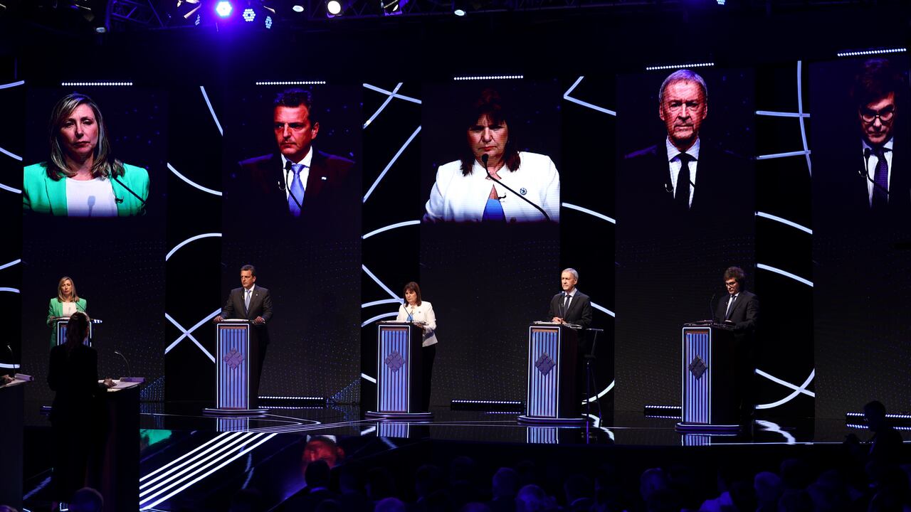 De izquierda a derecha: los candidatos presidenciales Myriam Bregman por el partido "Frente de Izquierda", Sergio Massa por el oficialismo, Patricia Bullrich de la coalición Unidos por el Cambio, Juan Schiaretti por el partido "Hacemos por nuestro país" y Javier Milei por Avanza Libertad.