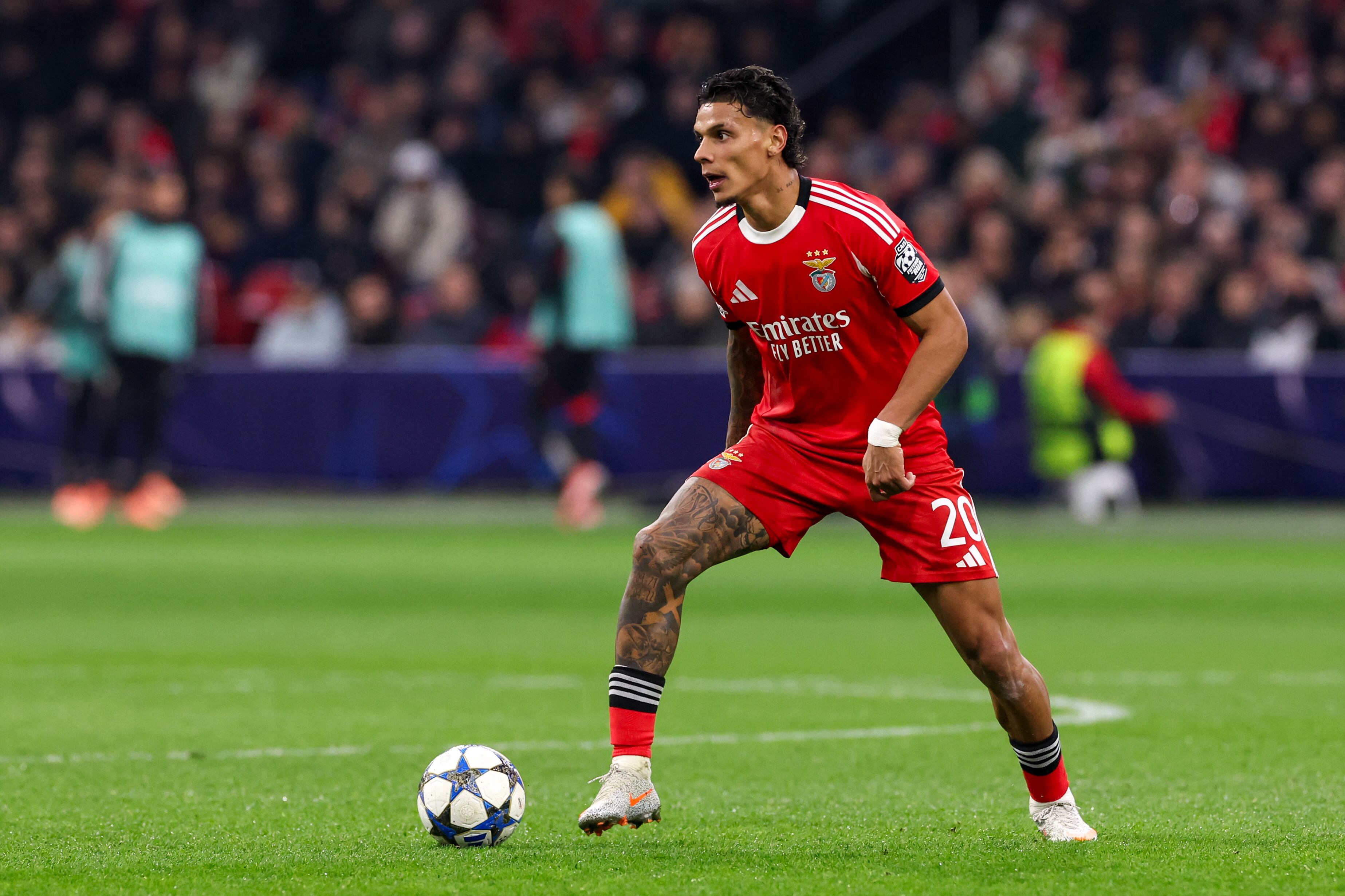 Richard Ríos con el Benfica ante el Ajax.