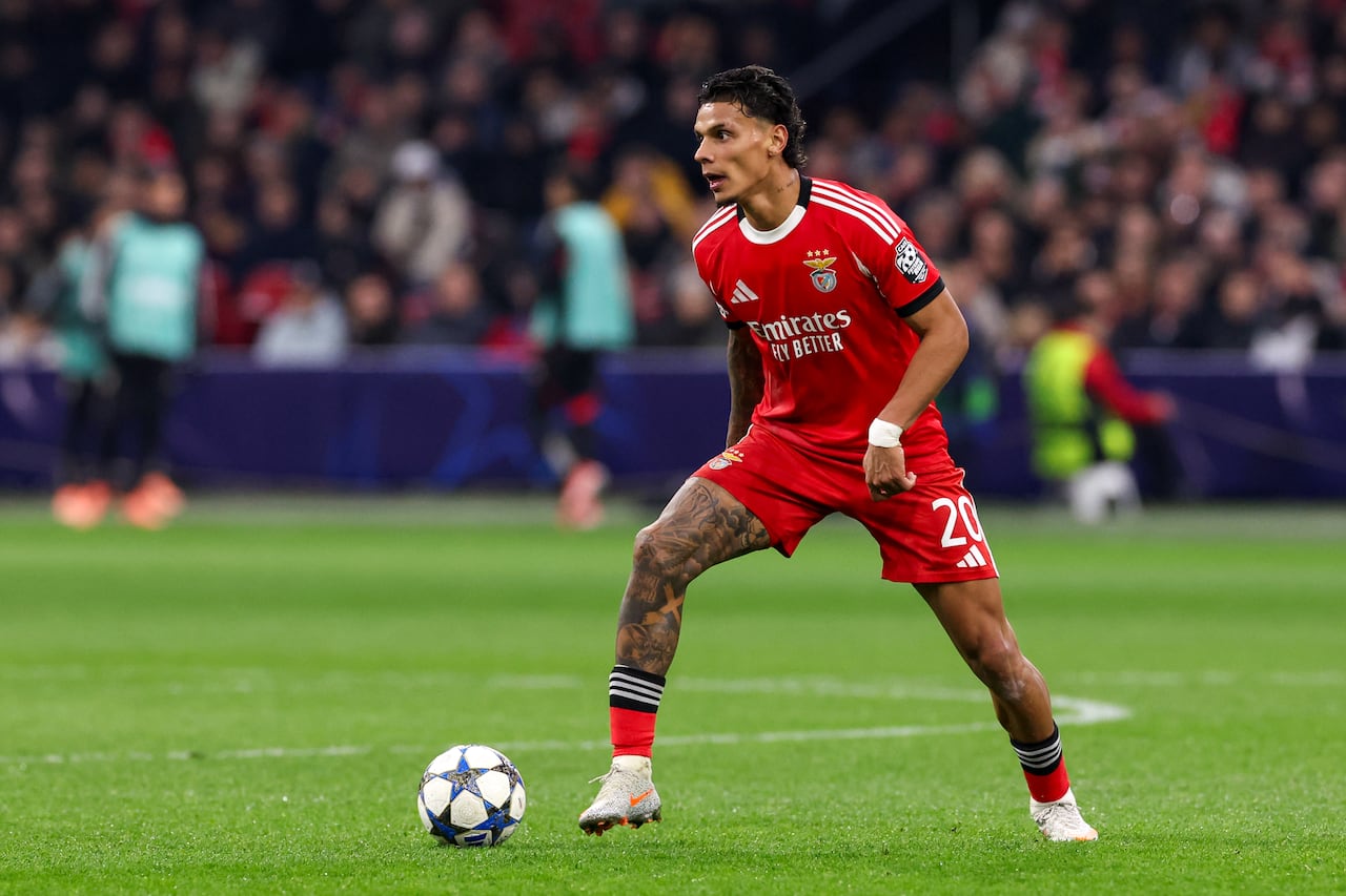 Richard Ríos con el Benfica ante el Ajax.
