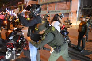 Autoridades aseguran hacer operativos para controlar el porte de armas en Cali. Van casi 800 incautadas.