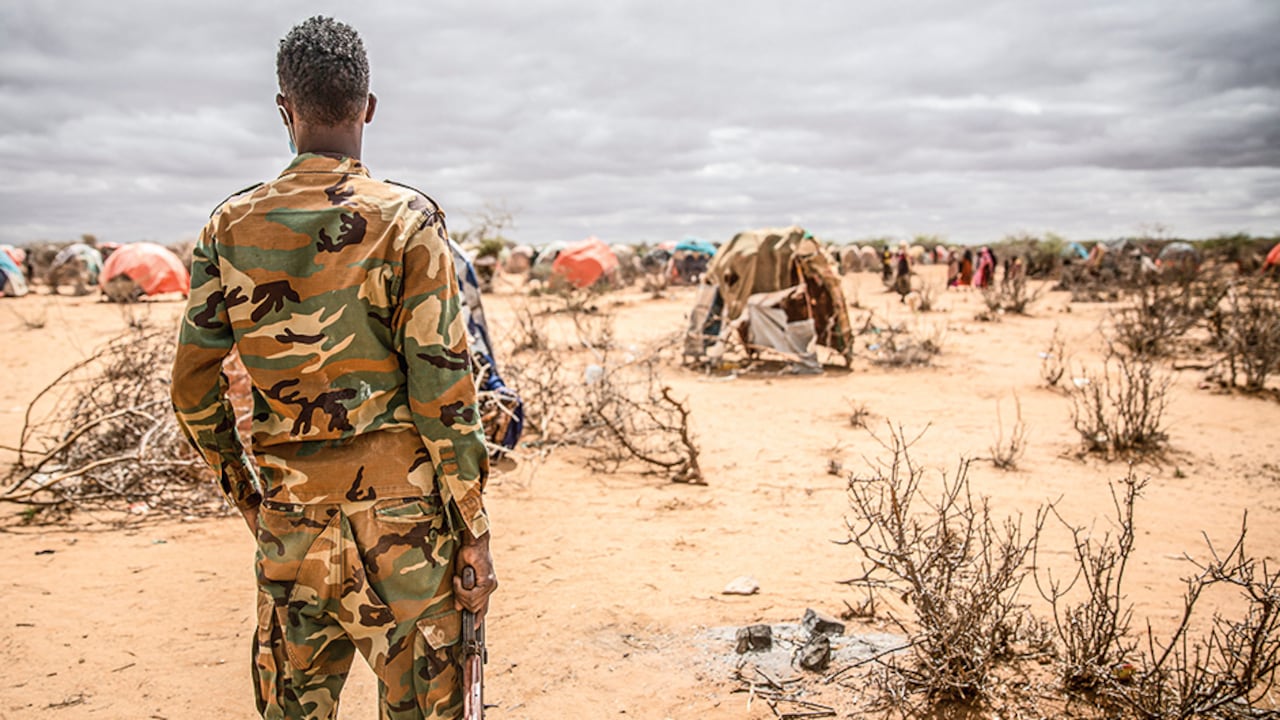 Somalia es un país sin estaciones que depende de las dos temporadas de lluvias anuales, el problema es que hace 5 temporadas que no llueve, o sea dos años y medio.