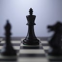 Piezas de ajedrez en un tablero que muestra al rey