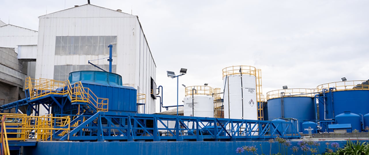 Refinería, instalación industrial donde se procesan materias primas, como petróleo crudo, para obtener productos de mayor valor agregado.