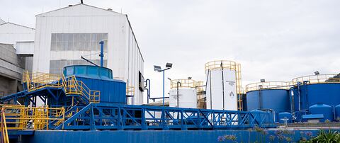 Refinería, instalación industrial donde se procesan materias primas, como petróleo crudo, para obtener productos de mayor valor agregado.