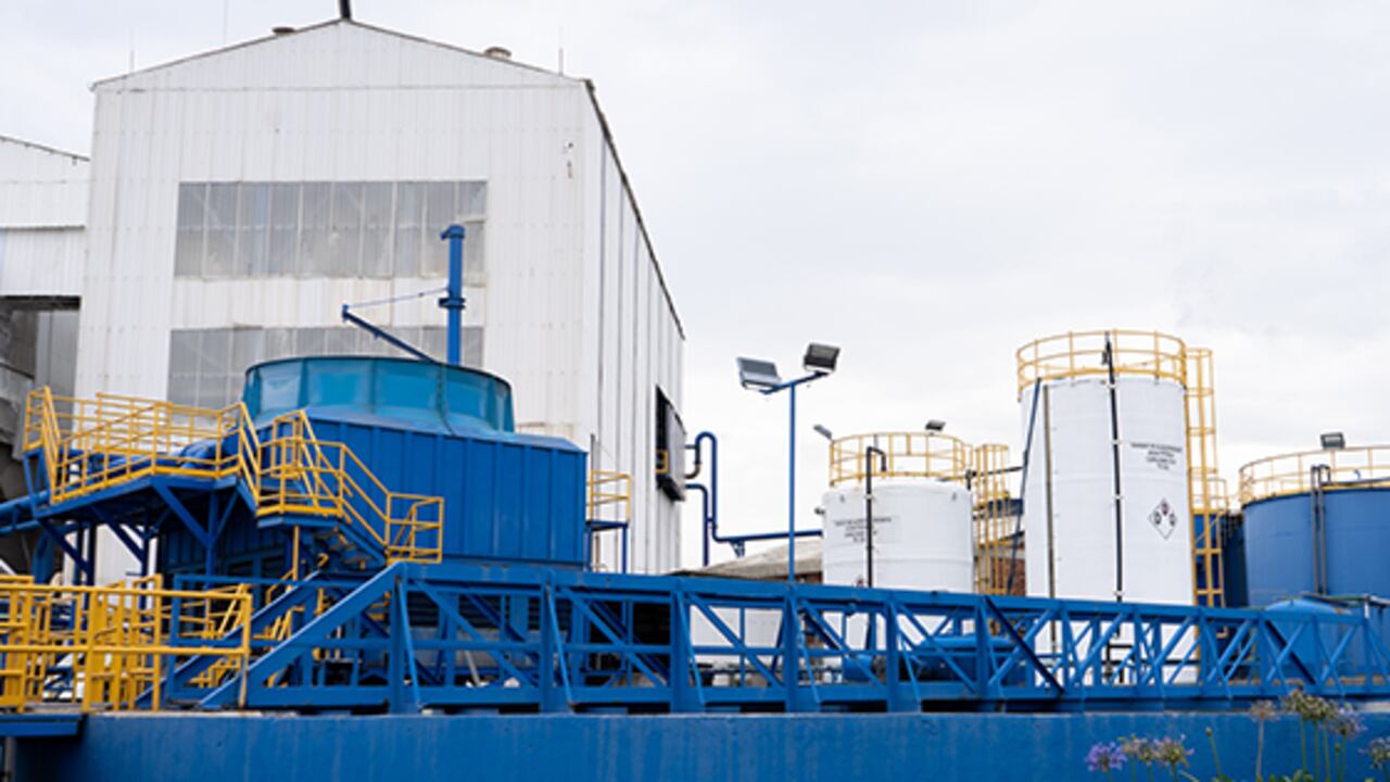 Refinería, instalación industrial donde se procesan materias primas, como petróleo crudo, para obtener productos de mayor valor agregado.