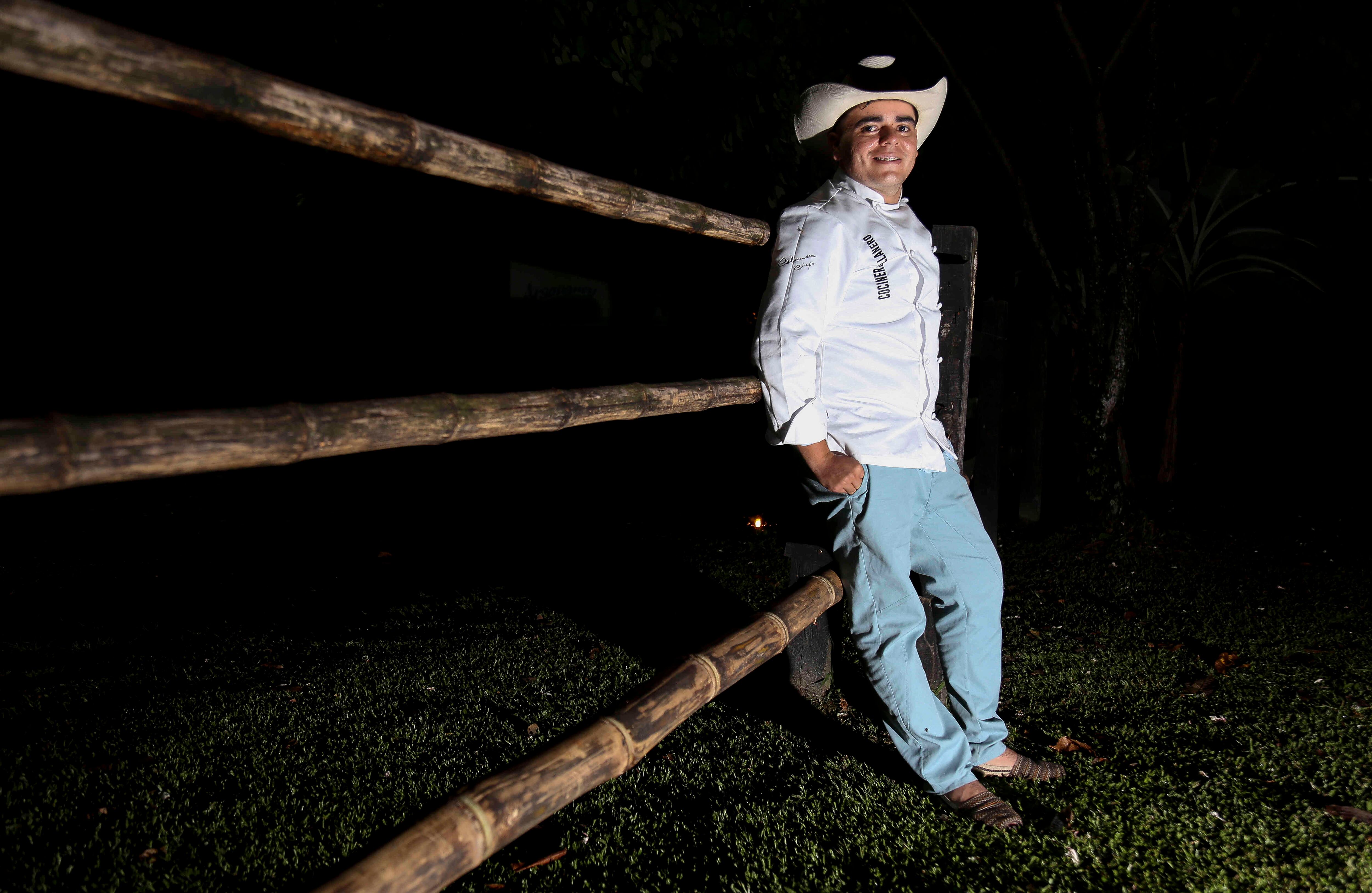 Yulián Téllez es el cocinero que logró poner al municipio de Guamal en el radar gastronómico de Colombia. Su restaurante La Talanquera es una interesante apuesta por rescatar las formas tradicionales de cocinar la comida típica llanera: debajo de la tierra.  Foto: Esteban Vega La-Rotta