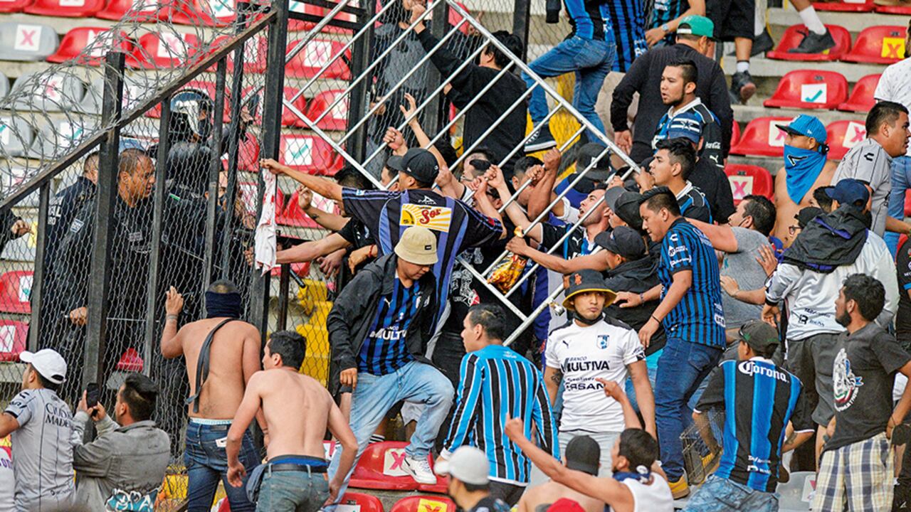 En el partido Querétaro vs. Atlas, en México, se registró una batalla campal que dejó 17 muertos, aunque las autoridades locales han querido negar esa cifra.