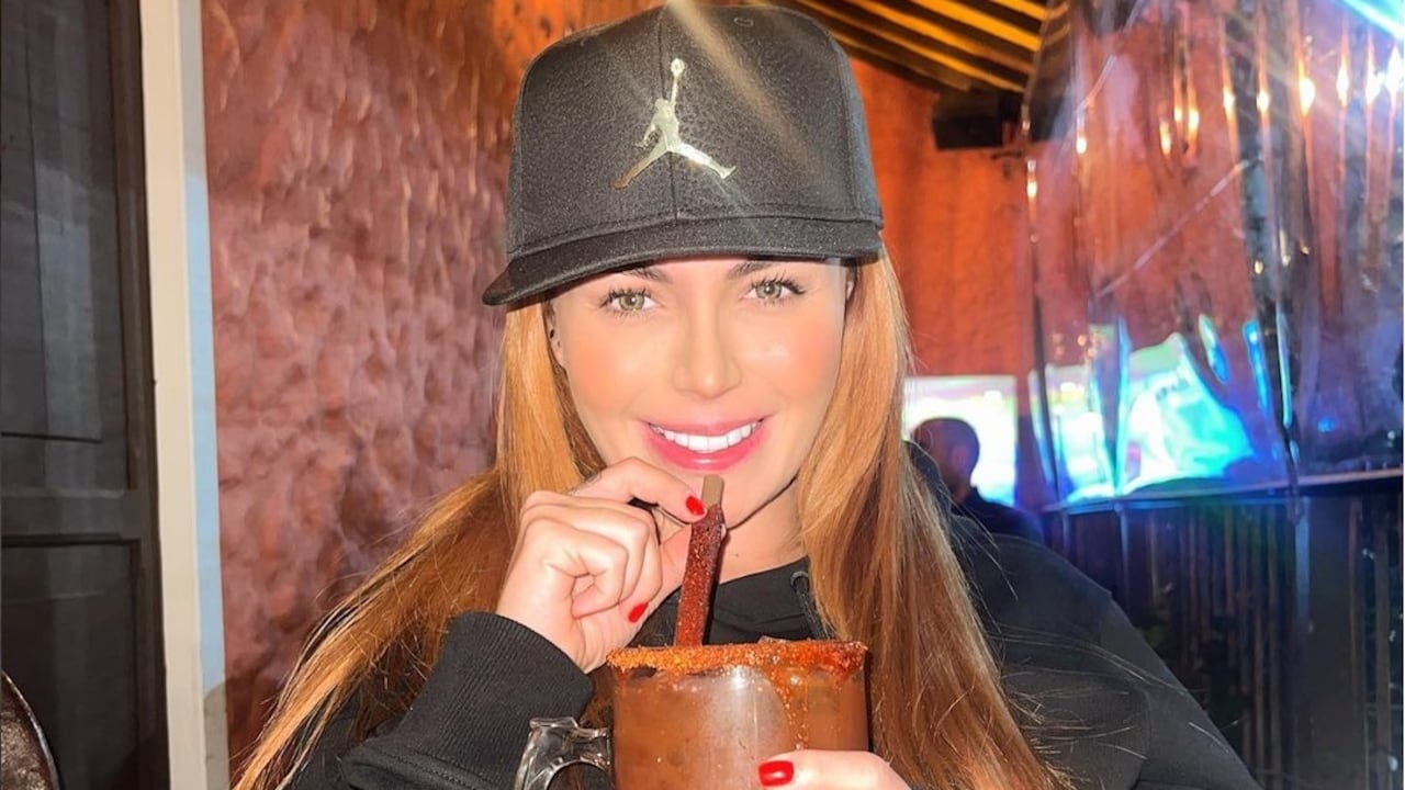 Sara Uribe fue sorprendida en una fiesta mientras besaba a un misterioso hombre.