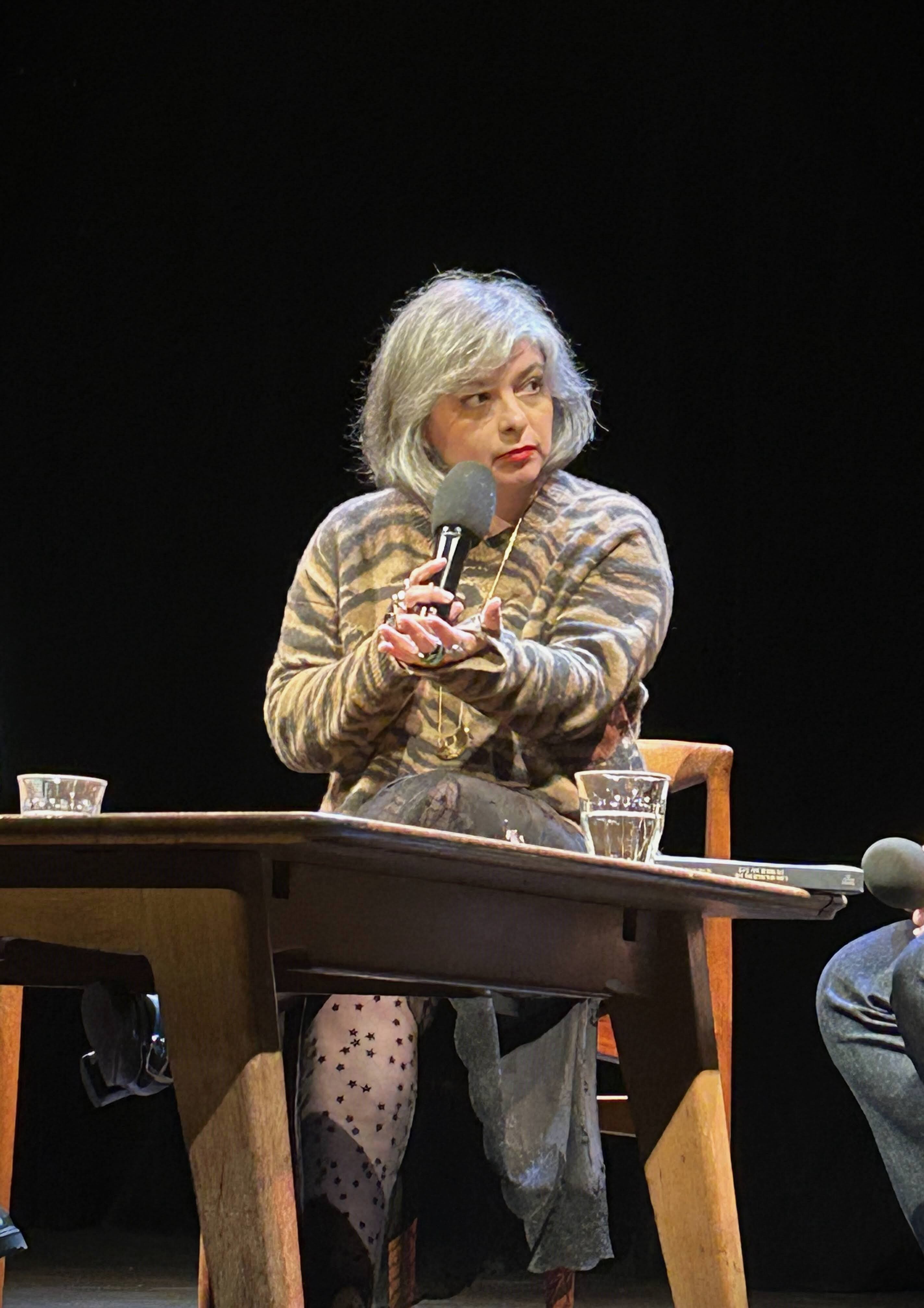 Mariana Enríquez en París durante la presentación de su obra Los peligros de fumar en la cama en su edición en francés. Guillermo Ramos Flamerich/Wikimedia Commons, CC BY-SA