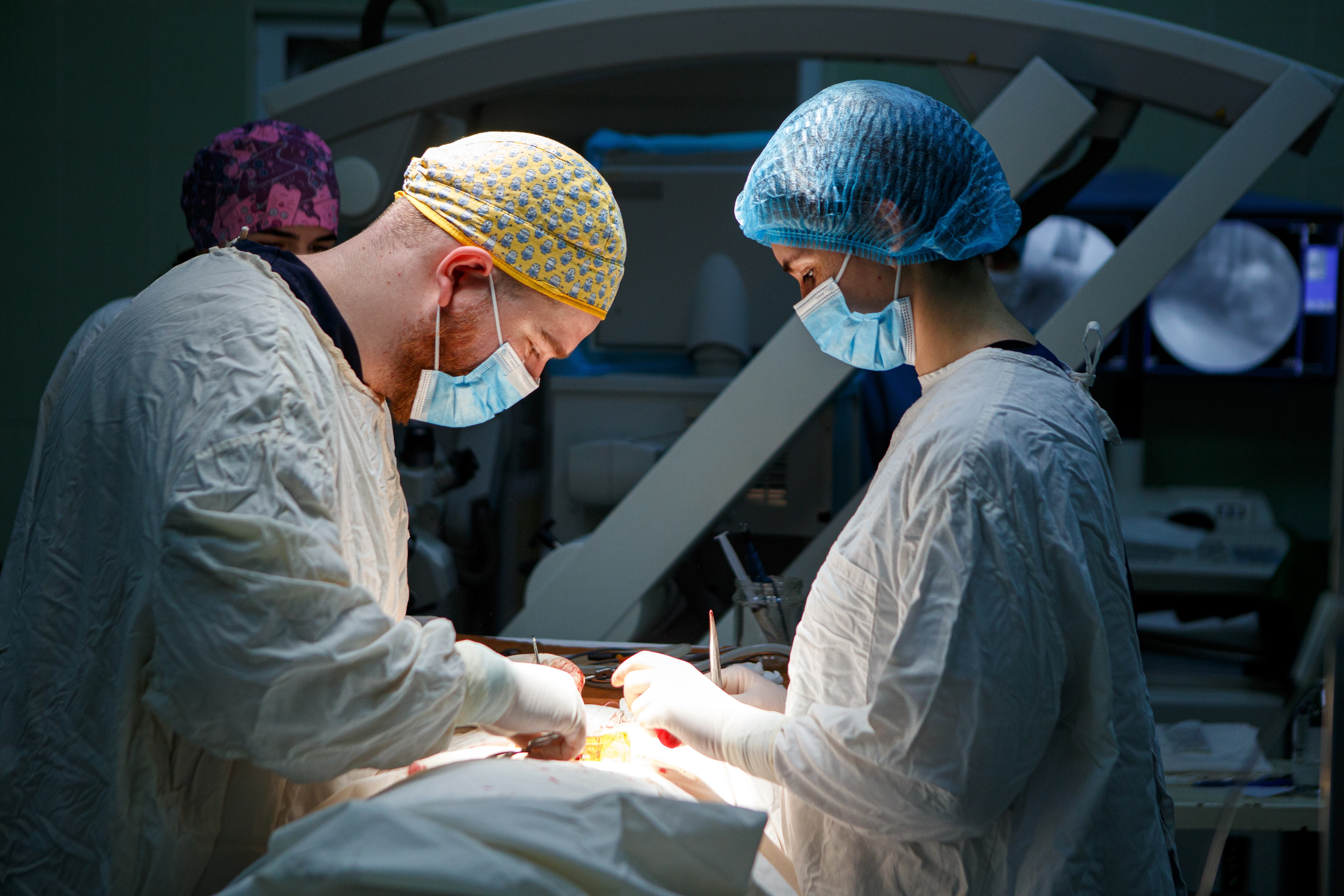 El hombre se sometió a una breve cirugía para extraer el animal de su frente