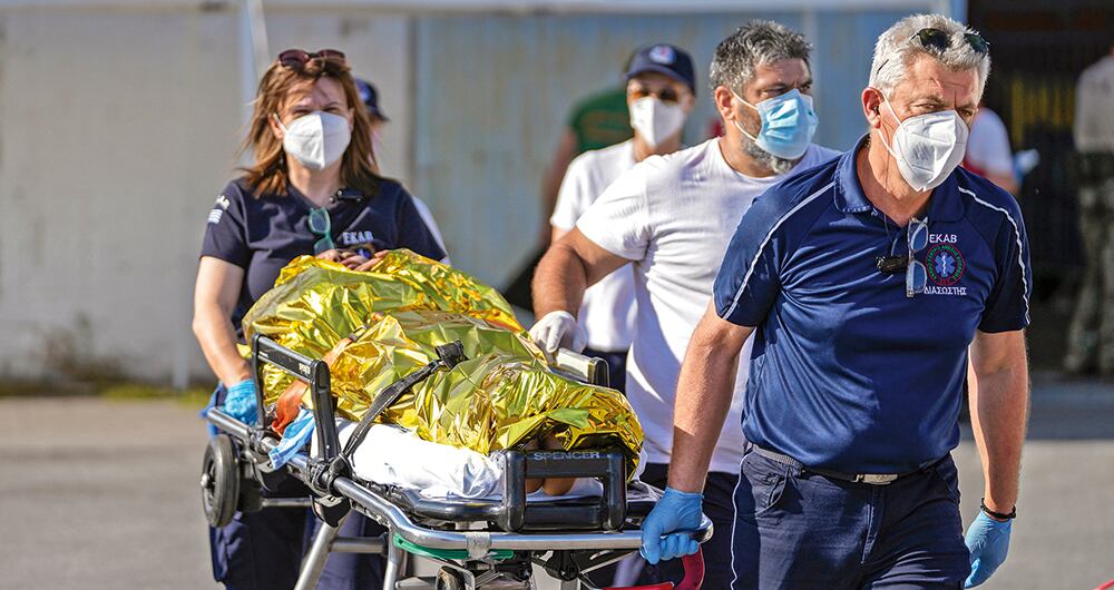 Cuerpo médico de Grecia lleva el cuerpo de una víctima del naufragio