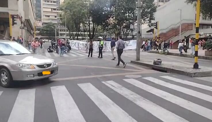 Un grupo de personas se manifiesta en el Centro Internacional de Bogotá.